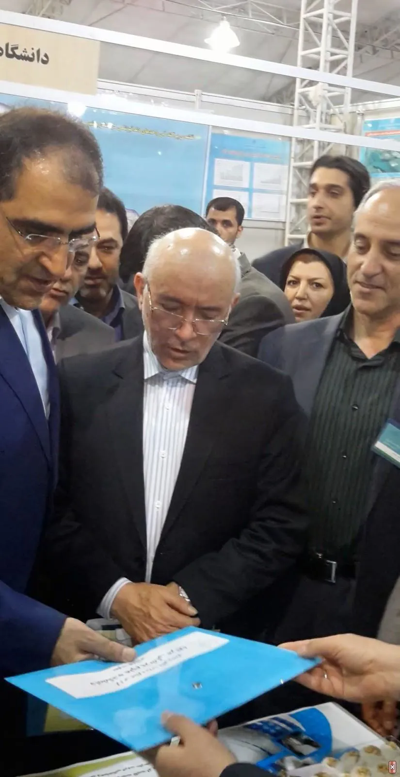وزیر بهداشت از غرفه واحد دهان و دندان دانشکده علوم پزشکی مراغه بازدید کرد