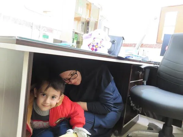 به مناسبت هفته مقابله با زلزله/برگزاری مانور زلزله در مرکز جامع سلامت شماره یک 