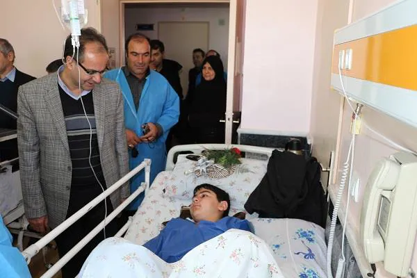 به مناسبت دهه فجر/عیادت رئیس دانشکده و معاون استاندار و فرماندار شهرستان ویژه مراغه از بیماران بستری در بیمارستان
