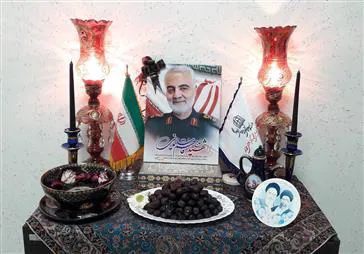 در پی شهادت افتخارآفرین سردار سرافراز اسلام حاج قاسم سلیمانی کارکنان بیمارستان شهید دکتر بهشتی مراغه سیاه پوش شدند