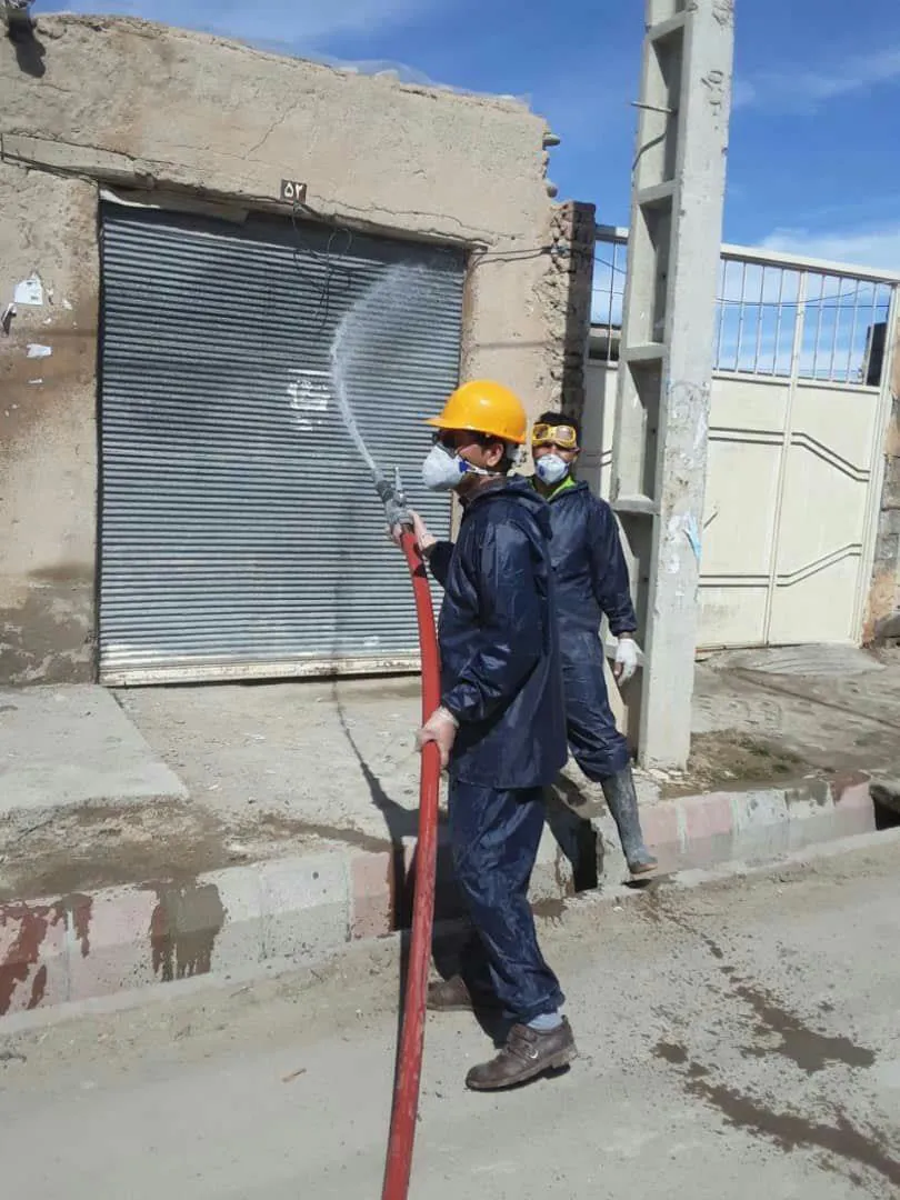 ضدعفونی معابر و خیابانهای روستای مغانجق با همکاری بهورز خانه بهداشت انجام شد .