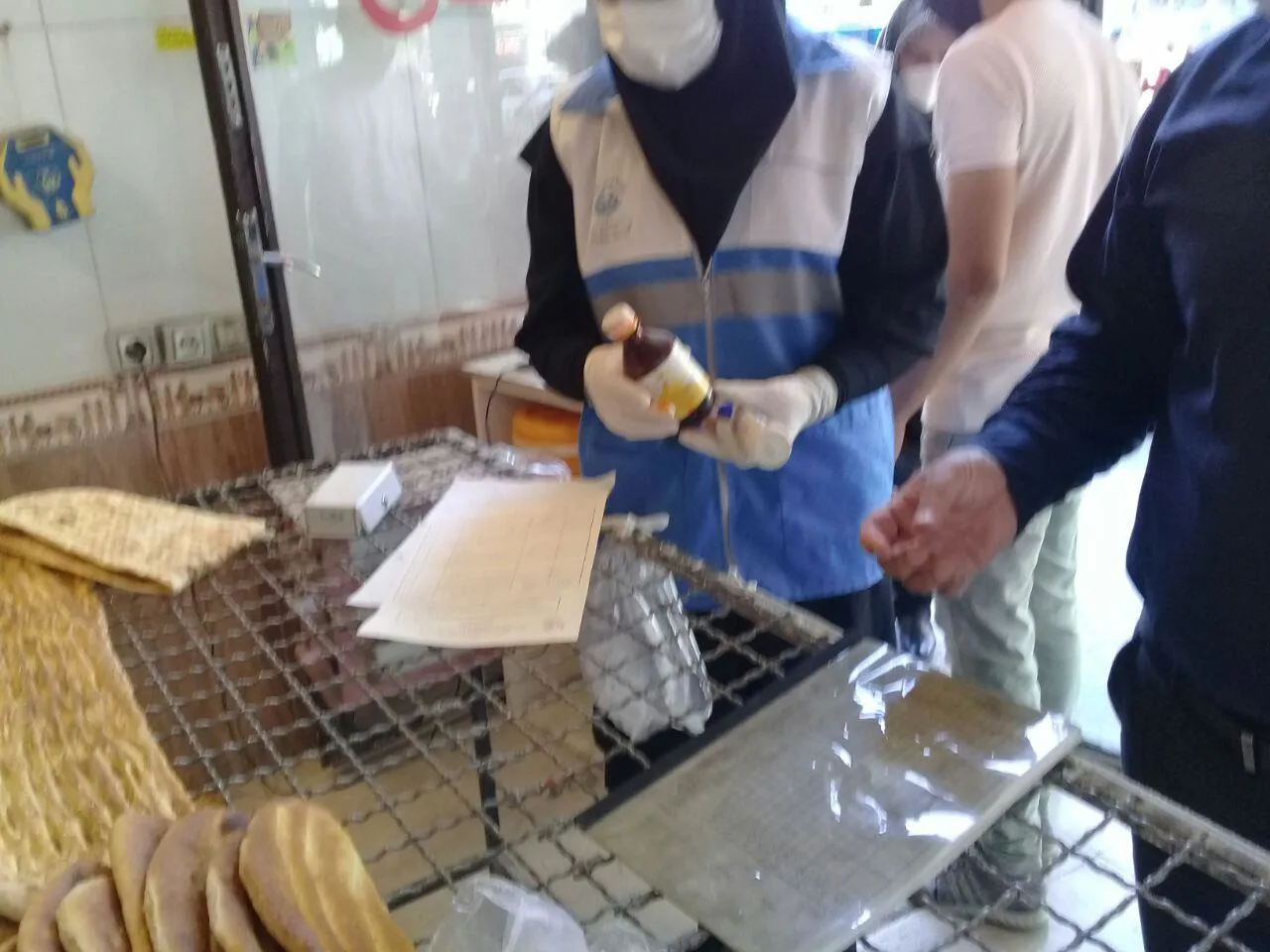 در هفته گذشته ، 950 امکنه بازدید و 260 کیلوگرم مواد غذایی فاسد و غیر مجاز ضبط و توقیف شده است .