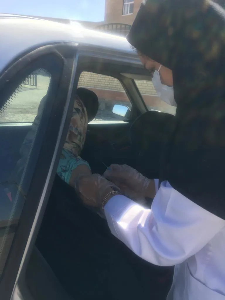 واکسیناسیون کرونا در تمامی مناطق شهری و روستایی با جدیت در حال انجام است