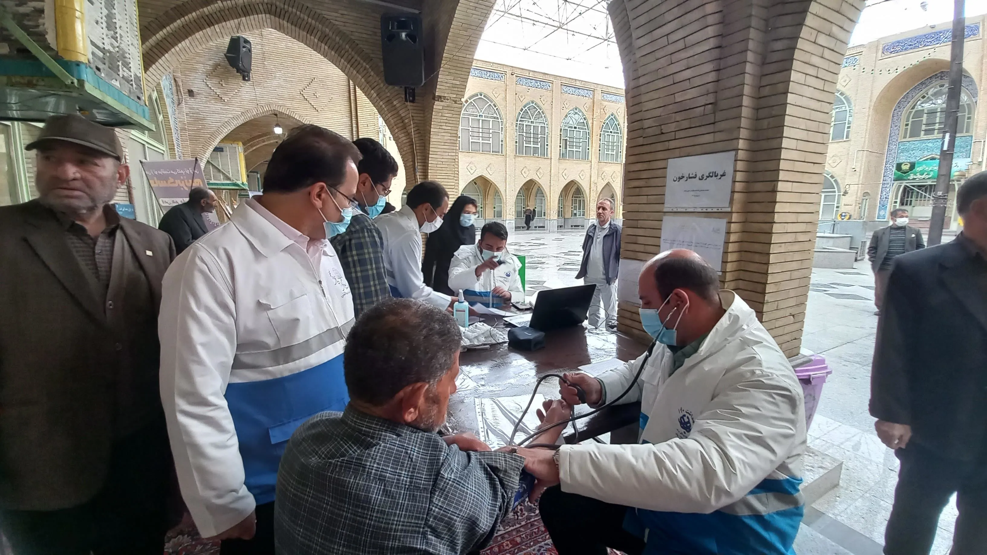 برگزاری کمپین واکسیناسیون و اندازه گیری فشار خون برای نمازگزاران روز جمعه 