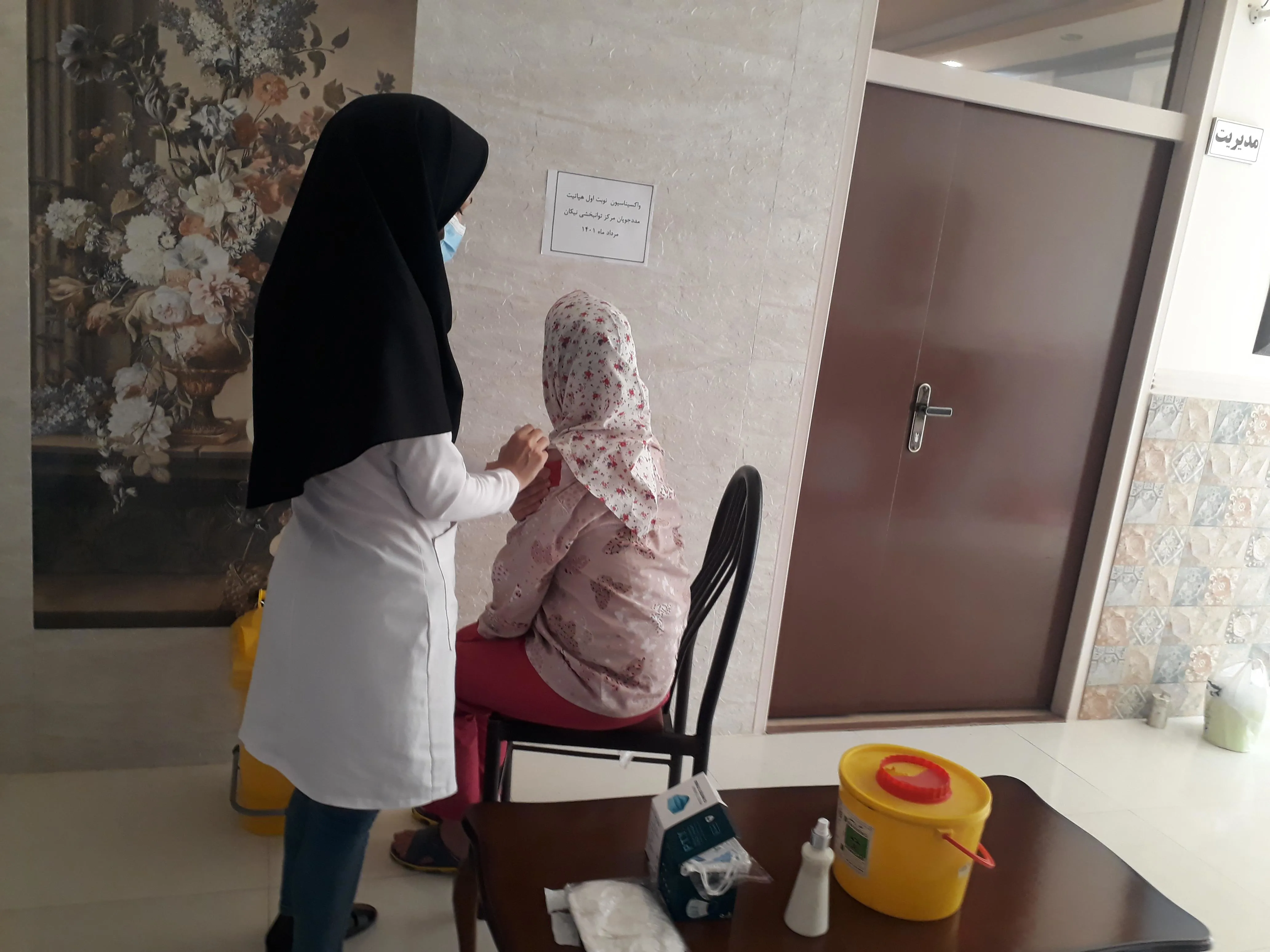 انجام واکسیناسیون هپاتیت در مرکز توانبخشی نیکان  مراغه