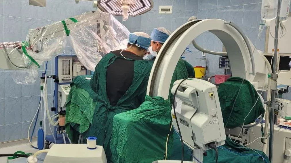 اولین جراحی دیسک گردن با میکروسکوپ پیشرفته در بیمارستان سینا مراغه انجام شد